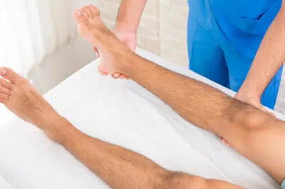 Kinesitherapeute examinant les jambes d un homme - fracture plateaux tibiaux | IK Paris