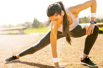 Jeune femme faisant des exercices phisique - preparation phisique general | IK Paris