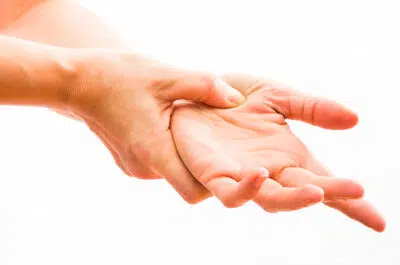 une maine qui presse la pomme d une autre main avec le pouce - prevenir soigner tendinite | IK Paris