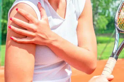 Joueuse de tennis tenant son epaule - Comment eviter et soigner les blessures de l epaule au tennis | IK Paris