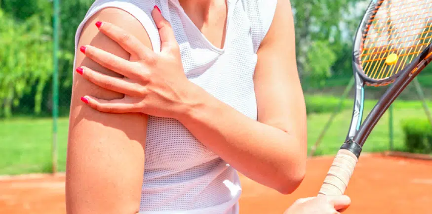 Joueuse de tennis tenant son epaule - Comment eviter et soigner les blessures de l epaule au tennis | IK Paris