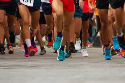 Photo stylisee des pieds des coureurs de marathon - comment preparer marathon | IK Paris