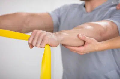 Pourquoi la kinésithérapie active fonctionne mieux que les antalgiques ? | Institut de Kinésithérapie | Paris