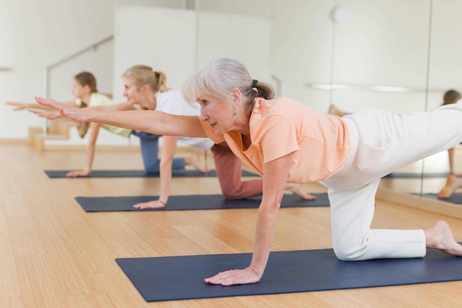 Seniors : 10 exercices pour améliorer l'équilibre | Institut de ...