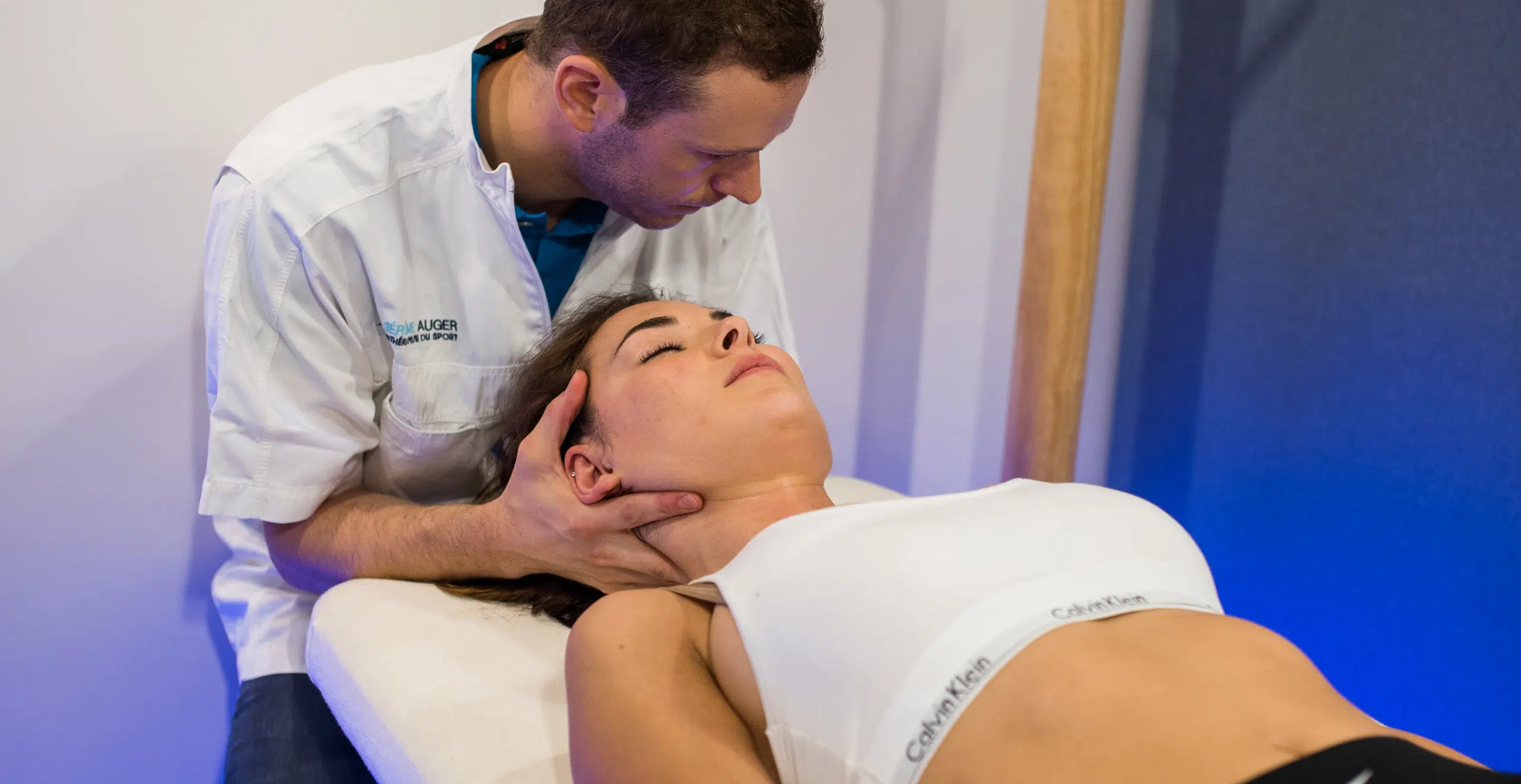 Manipulation cervicale réalisée par un kinésithérapeute sur une patiente allongée | Douleur Cou institut de kinésithérapie Paris (IK)