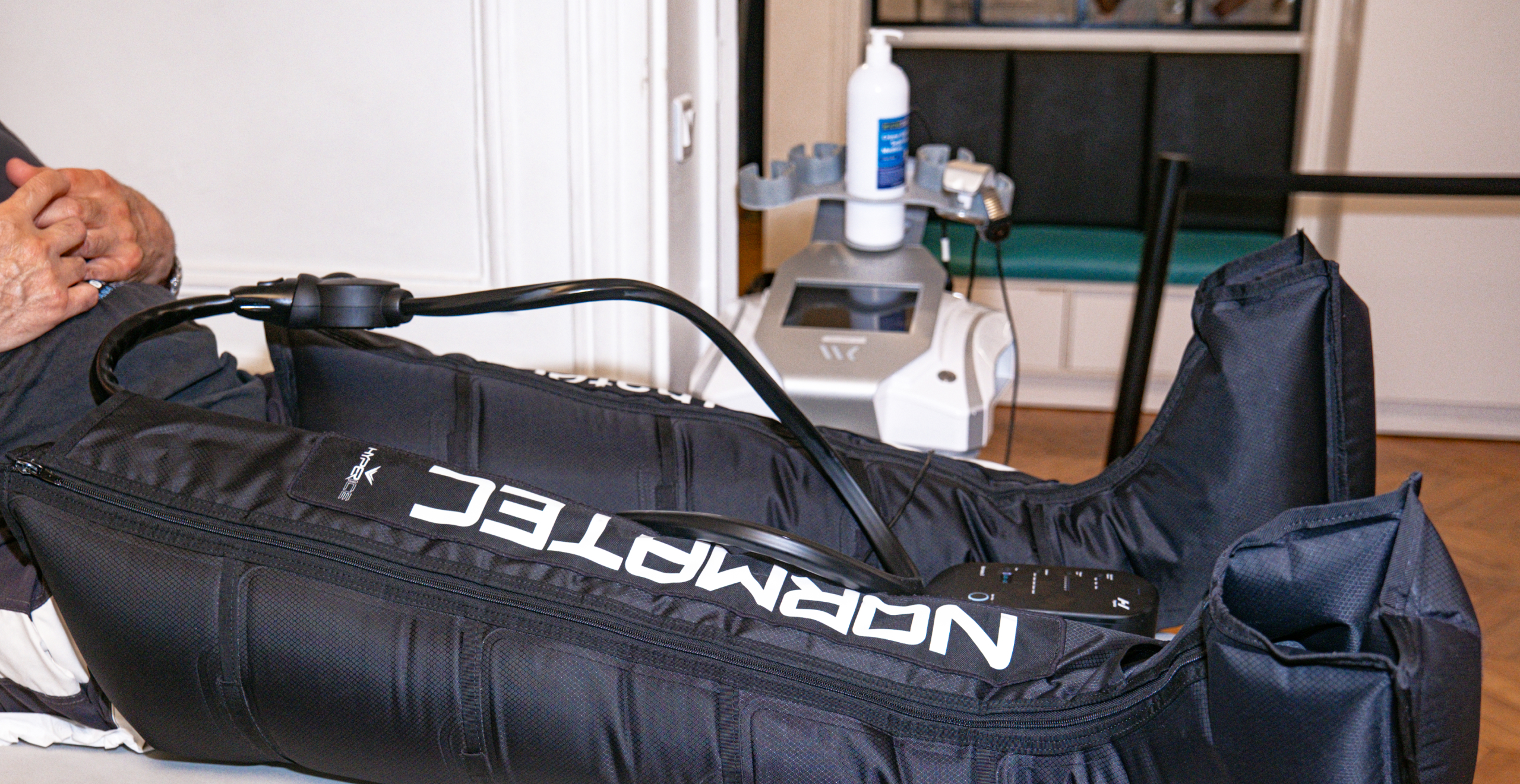 Bottes de compression NormaTec, utilisées pour améliorer la circulation - Physiothérapie - IK Paris