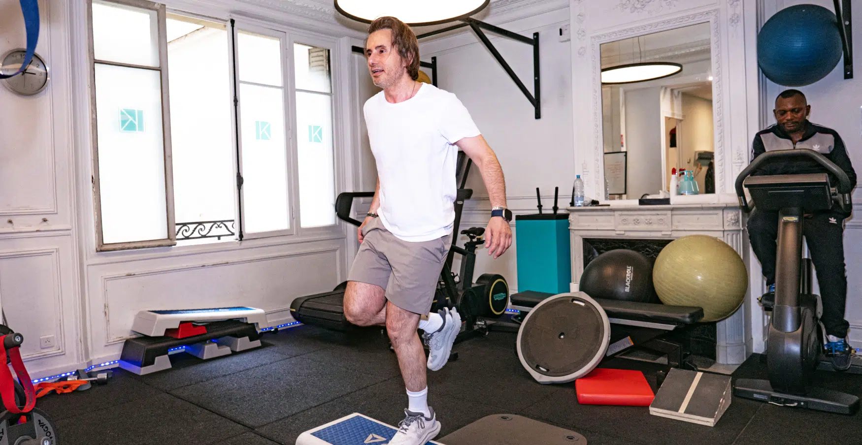 Jeune homme faisant un L’exercice de step-up - Préparation sportive institut de kinésithérapie Paris (IK)