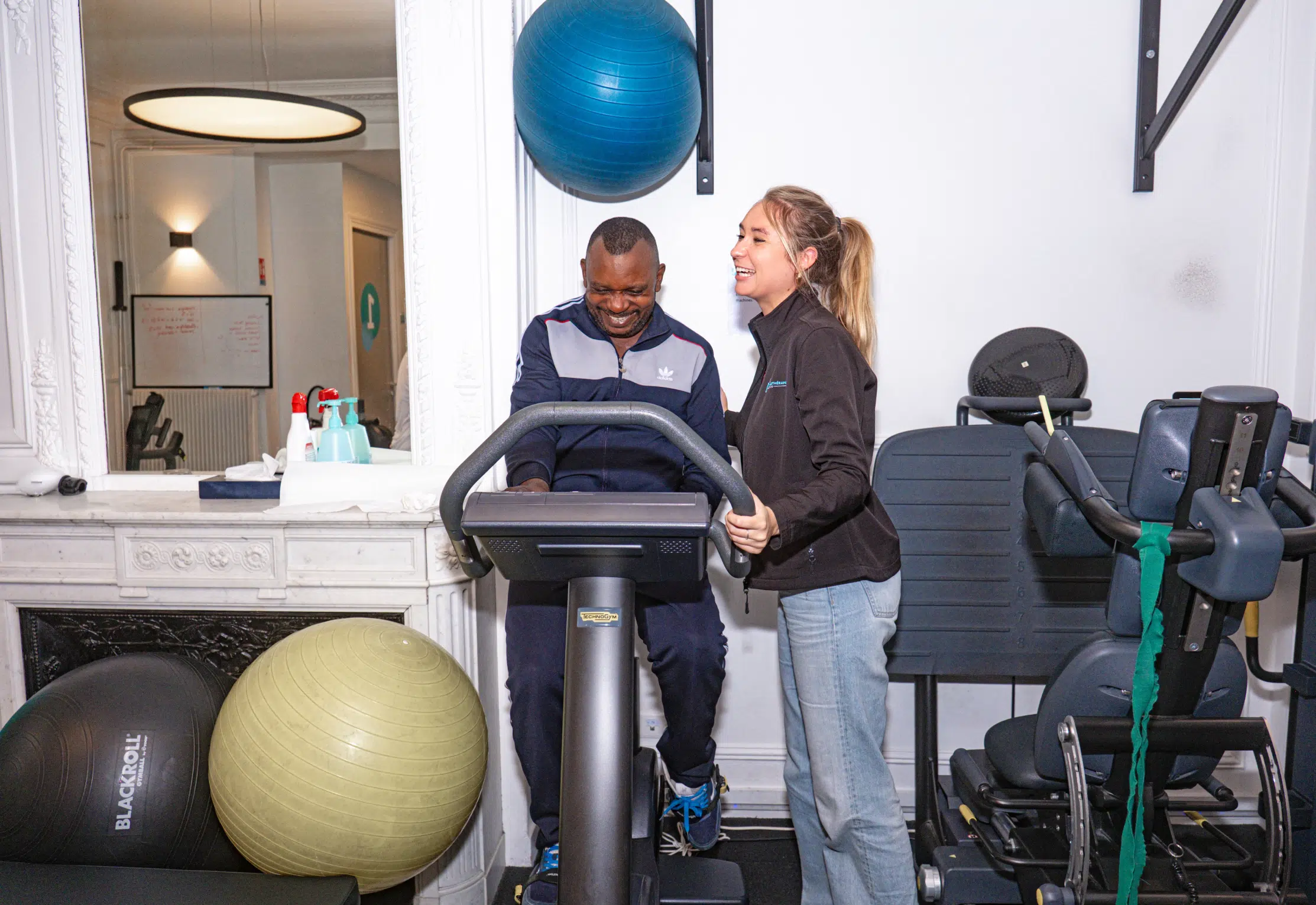 Séance d’entraînement ou de rééducation sur tapis de course, avec une thérapeute - Parcours patient | Ik Paris