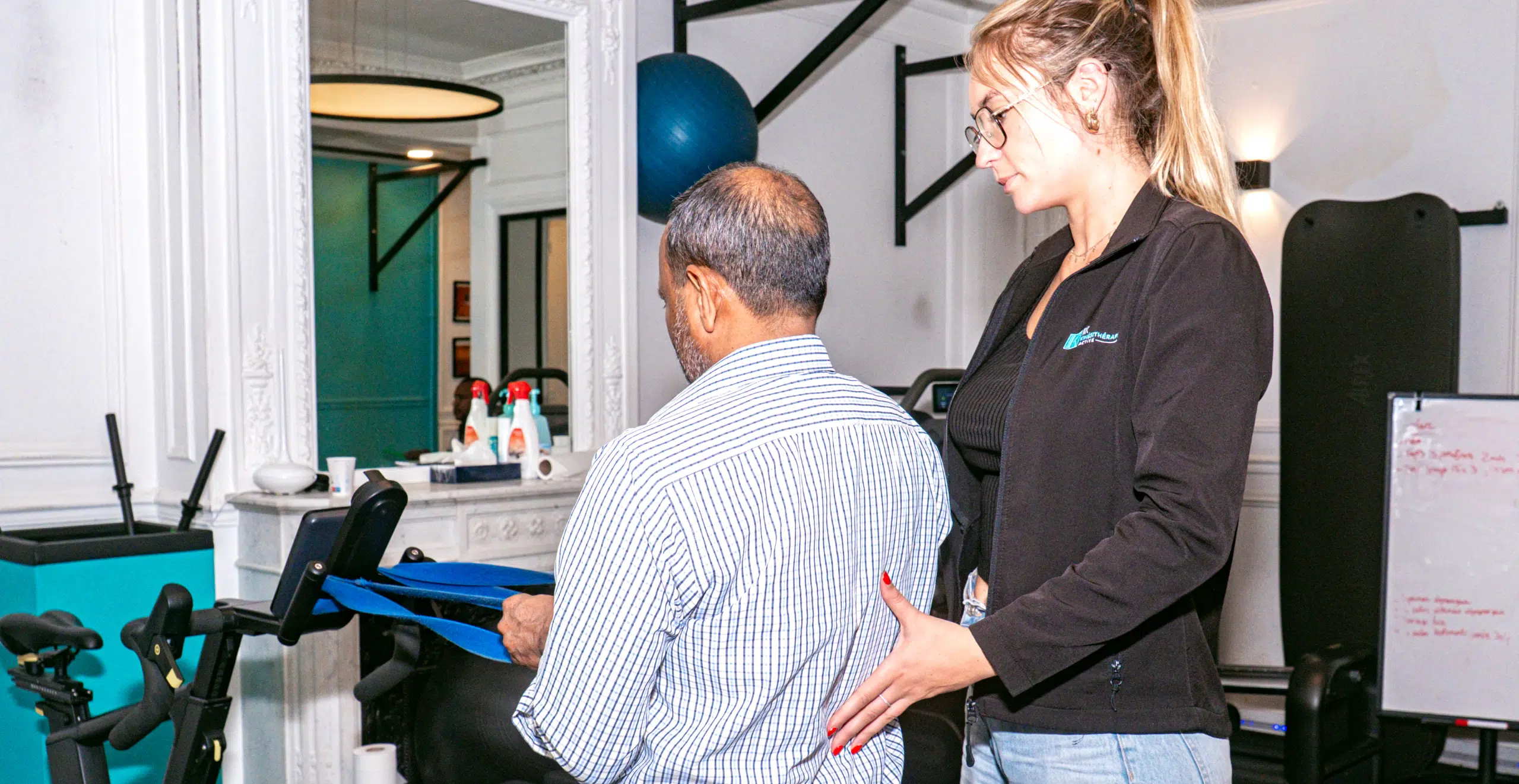 Patient travaillant avec une bande de résistance - Maladies rhumatolgie institut de kinésithérapie Paris (IK)