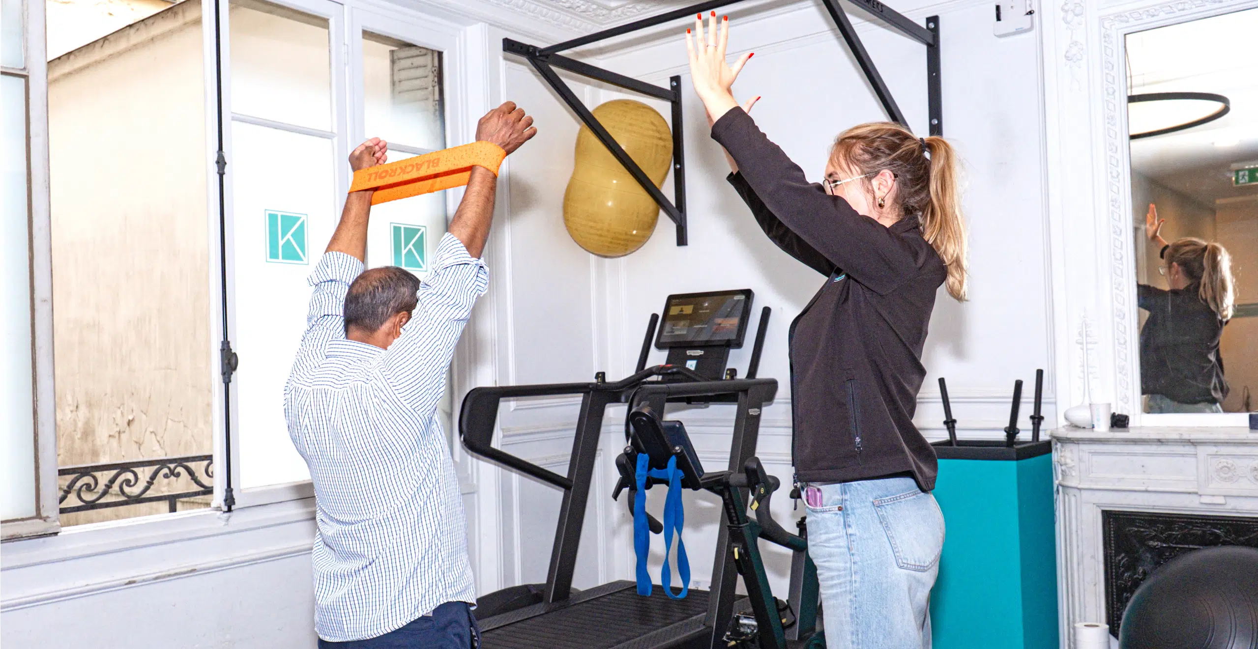 Homme agé realise un exercice avec élastique dans une salle de rééducation - Tendinite | Ik Paris