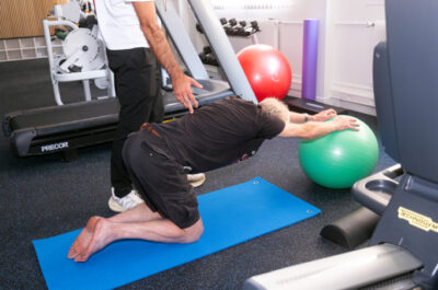 Arthrose du genou : les exercices qui soulagent | Institut de Kinésithérapie | Paris et Ile-de-France